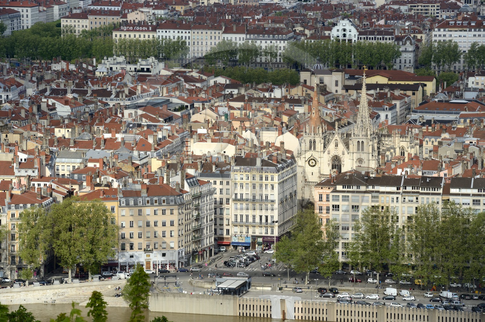 France, Rhône (69), Lyon, site historique classé Patrimoine Mondial de l'UNESCO, quai de La Pêcherie en bordure de Saône, église Saint Nizier