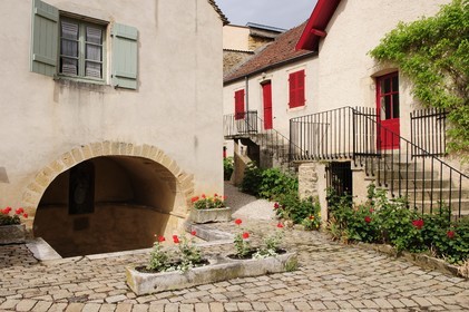 France, Côte d'Or (21), Pernand-Vergeles, source à la vierge dans le village