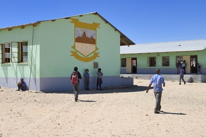 Namibie, région de Erongo, Damaraland, le Spitzkoppe dans le désert du Namib, Ecole primaire de Katora (Katora Primary School)