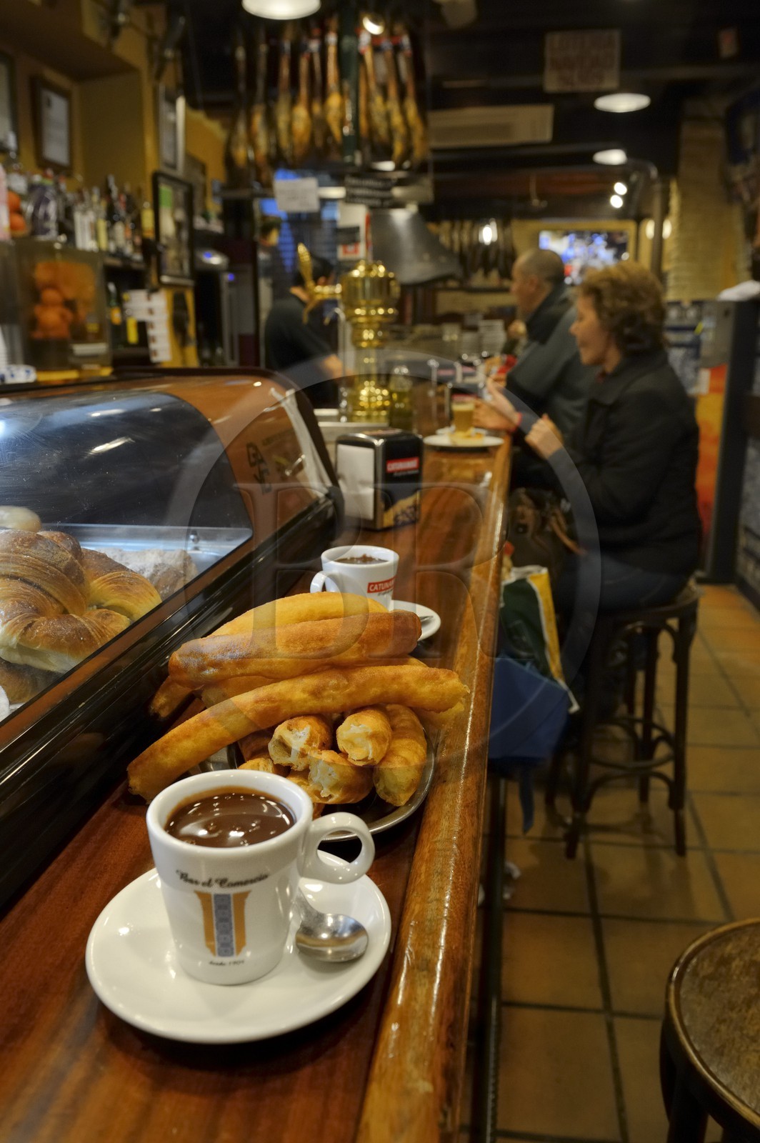 Espagne, Andalousie, Séville, bar El comercio calle Lineros, petit déjeuner typique de chocolate con churros