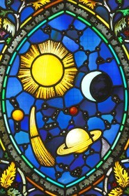 Royaume-Uni, Londres, Grande Loge d'Angleterre, détail d'un vitrail de symboles, le soleil et la lune