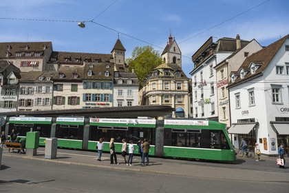 Suisse, Bâle, tram sur la Barfüsserplatz dominée par l'église Leonhards