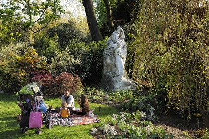 France, Paris (75), parc Monceau, des piques-niques s'organisent pendant l'été