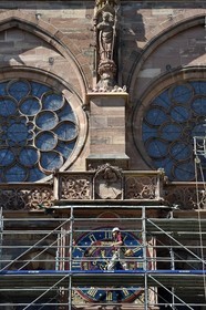 France, Bas-Rhin (67), Strasbourg, vieille ville classée au Patrimoine Mondial de l'UNESCO, la cathédrale Notre-Dame, facade sud, statue de saint Arbogaste au dessus de l'astrologue qui se penche sur un cadran solaire (XVème siècle), le tailleur de pierre Aymeric Zabollone devant horloge qui domine le portail du transept sud appelé du Jour du jugement en chantier