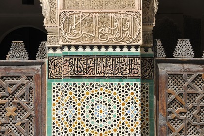Maroc, Moyen Atlas, Fès, ville impériale, médina classée Patrimoine Mondial de l'UNESCO, Fès el Bali, la médersa Bouananiya ou Bou-Inania, façade de plâtre finement ciselé et zelliges