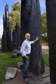 France, Marne (51), Beaumont-sur-Vesle, le sculpteur Christian Lapie entouré de ses sculptures dans son atelier extérieur
