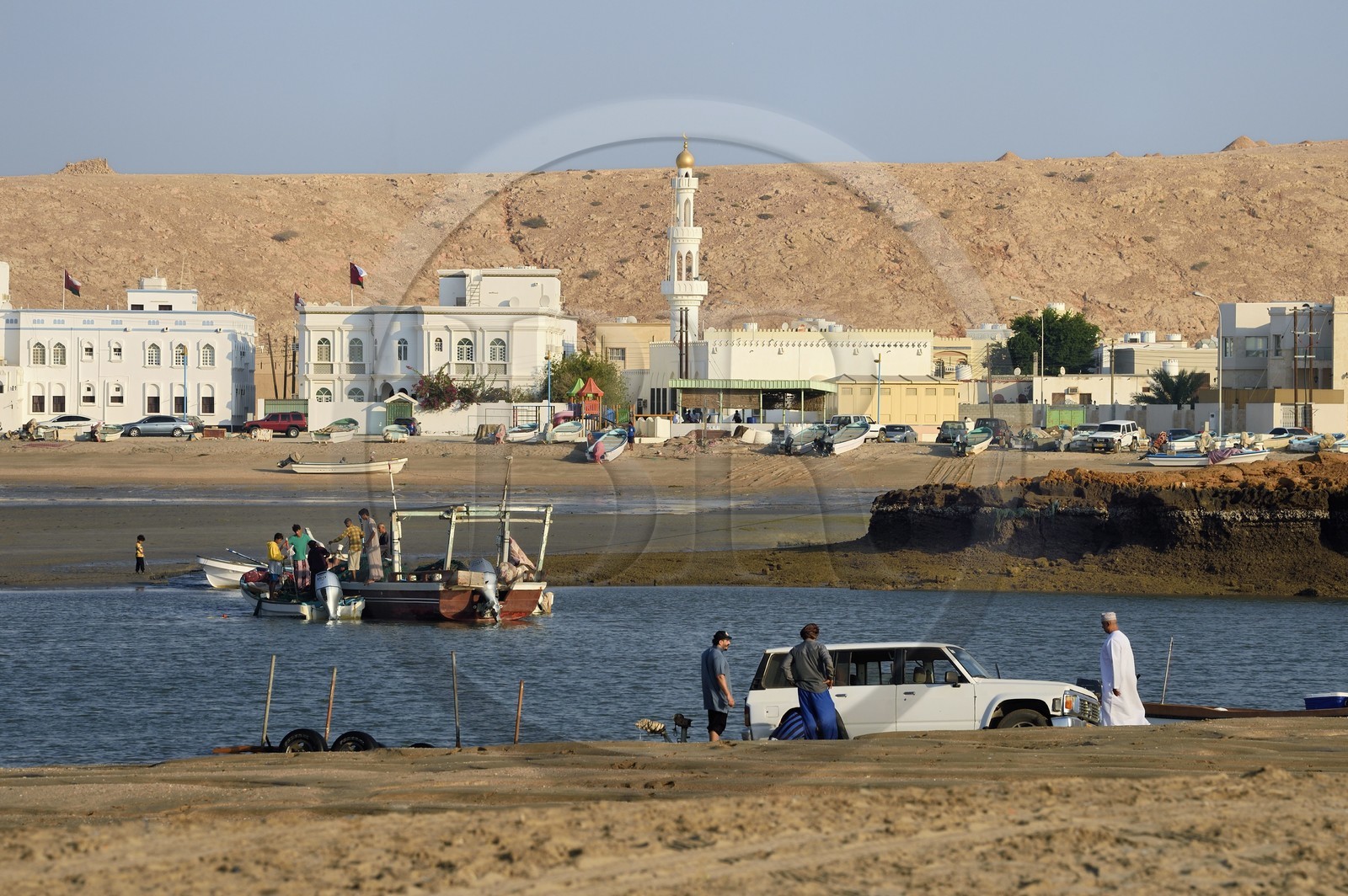Sultanat d'Oman, gouvernorat de Ash Sharqiyah, ville et port de Sour, le vieux quartier de pêcheurs de Al Ayjah, pecheurs rentrant au port sur leur barque