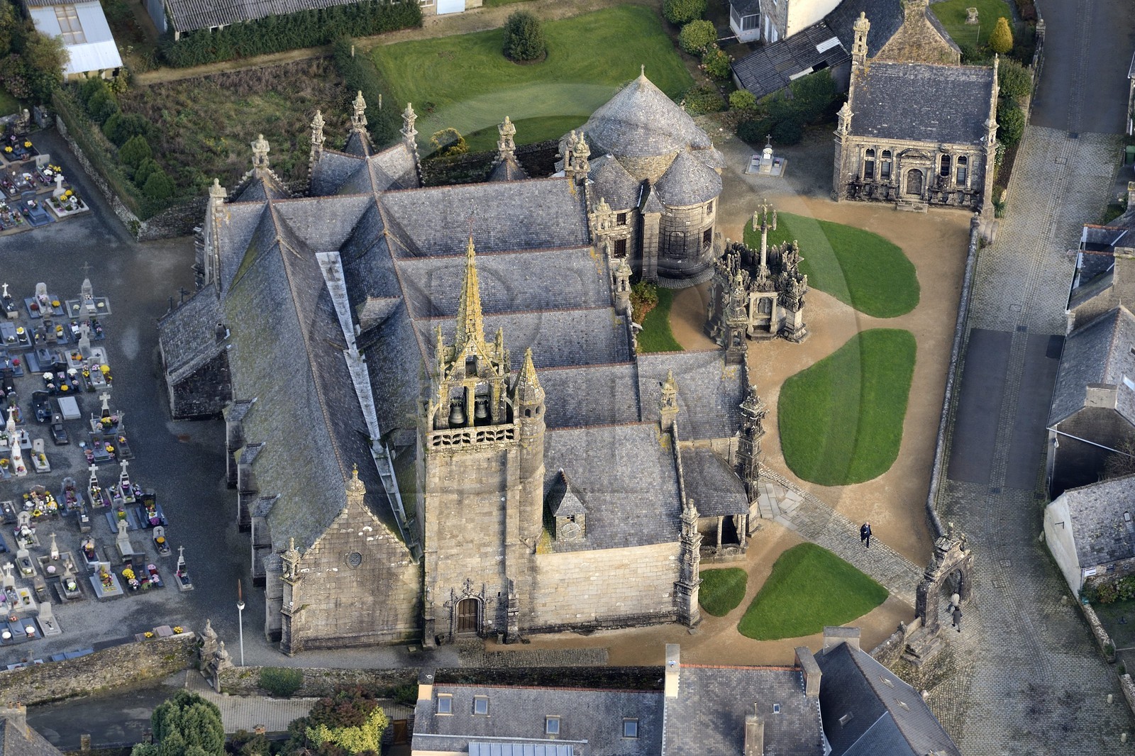 France, Finistère (29), Guimiliau, l'église et le calvaire dans l'enclos paroissial (vue aérienne)