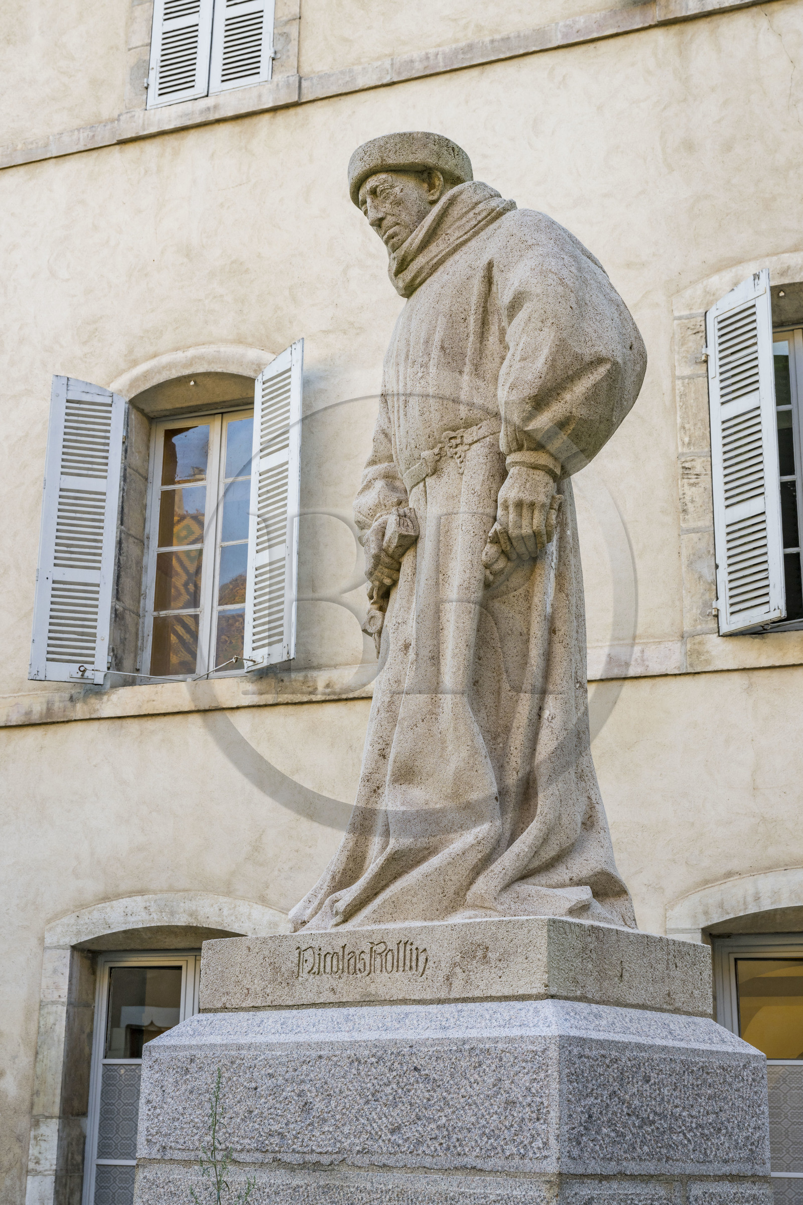 France, Côte-d'Or (21), Beaune, zone classée Patrimoine Mondial de l'UNESCO, Hospices de Beaune, l'Hôtel-Dieu, cour des Fondateurs, statue de Nicolas Rolin qui créa les hospices avec son épouse Guigone de Salins