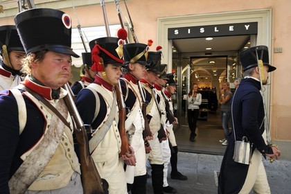 Italie, Ligurie, Sarzana, Napoleon Festival, soldats français de la Grande Armée du 18ème Régiment d'Infanterie de Ligne défilant dans les rues de la ville