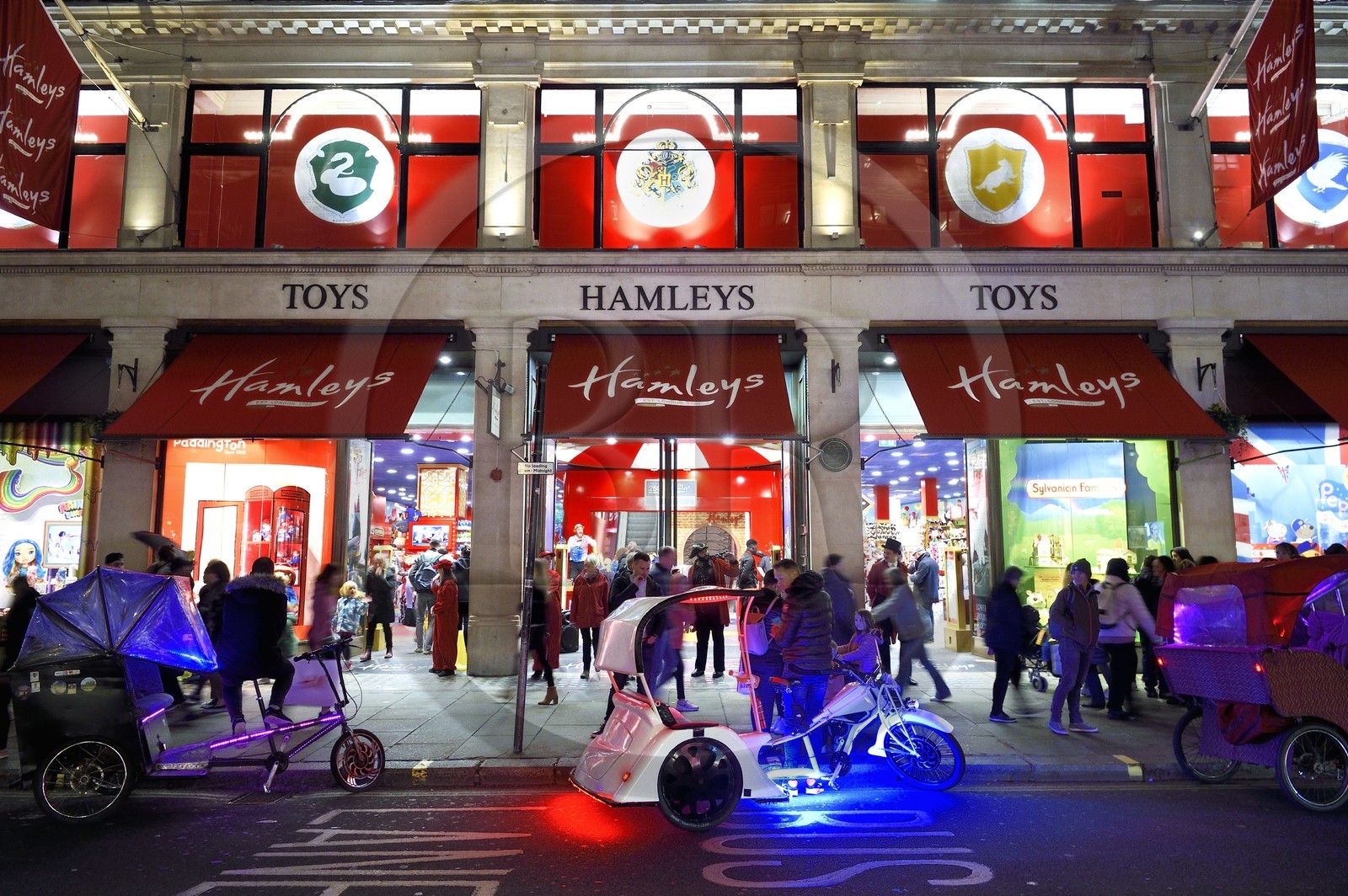 Royaume-Uni, Londres, Regent street, façade du magasin de jouets Hamleys