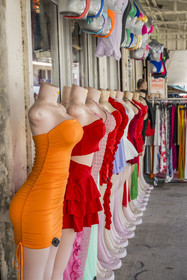 France, Guyane, Cayenne, rue du Lieutenant Becker dans la vieille ville, mannequins placés à l'extérieur devant le magasin de prêt à porter