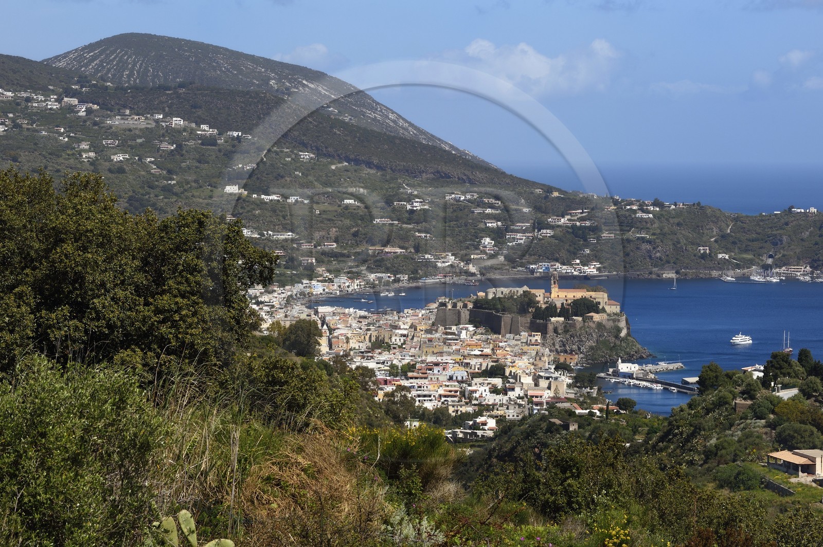 Italie, Sicile, iles Eoliennes, classées Patrimoine Mondial de l'UNESCO, Ile de Lipari, Lipari dominé par sa citadelle