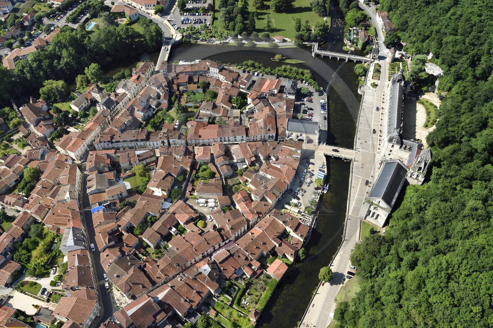 France, Dordogne (24), Brantôme, l'abbaye bénédictine Saint-Pierre en bordure de la Dronne et le village (vue aérienne) France, Dordogne (24), Brantôme, l'abbaye bénédictine Saint-Pierre en bordure de la Dronne et le village (vue aérienne)