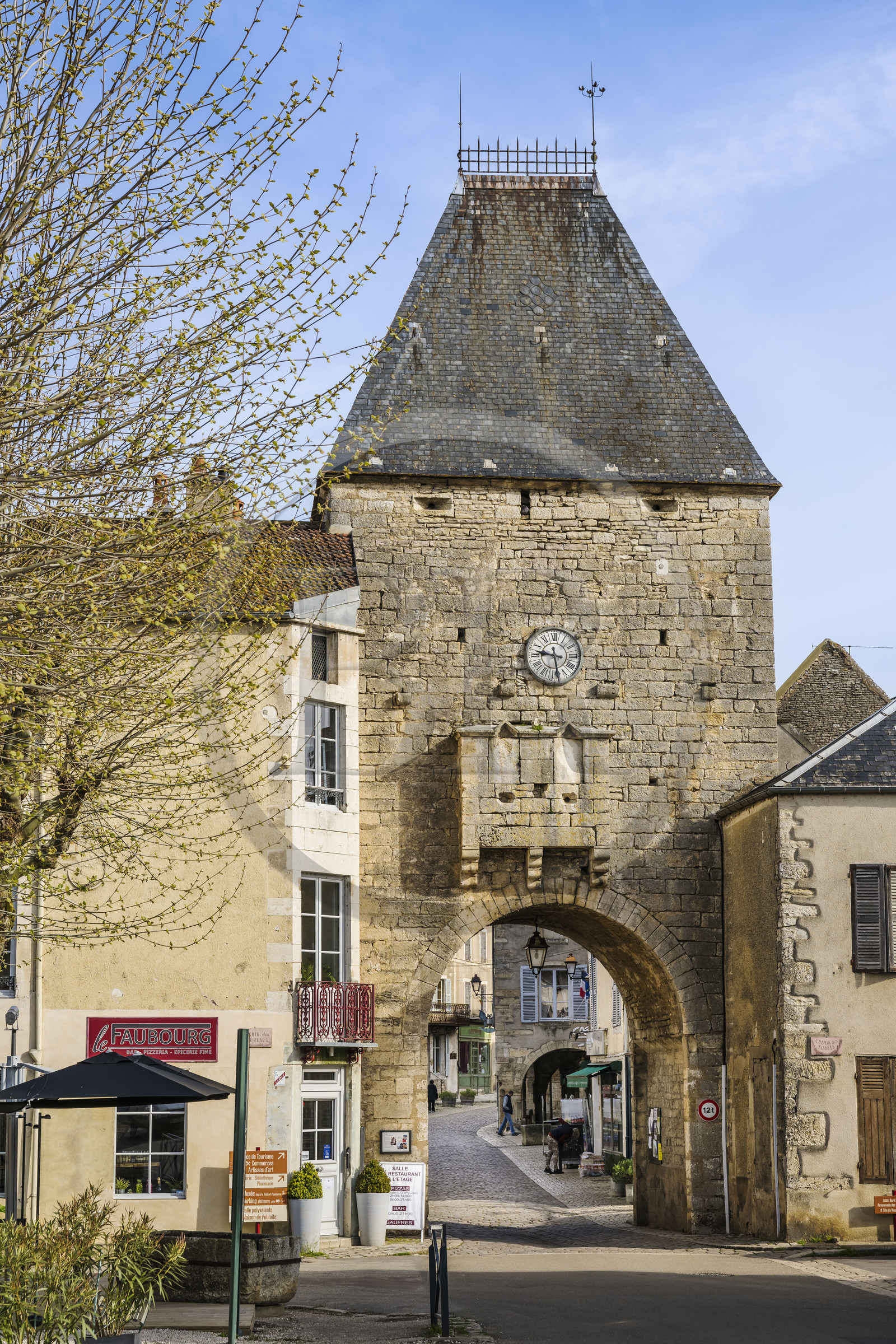 France, Yonne (89), Noyers-sur-Serein, labellisé Les Plus Beaux Villages de France, la Porte Peinte