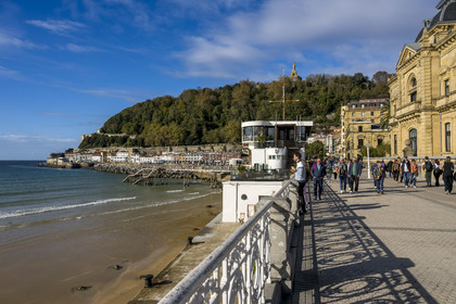 Espagne, province du Guipuscoa (Gipuzkoa), Saint-Sébastien (Donostia),  la plage de la Concha au pied du Mont Urgull et du chateau de La Mota