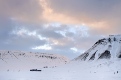 Norvège, Svalbard, Spitzberg, vallée de Adventdalen vers Longyearbyen, mines de charbon abandonnées