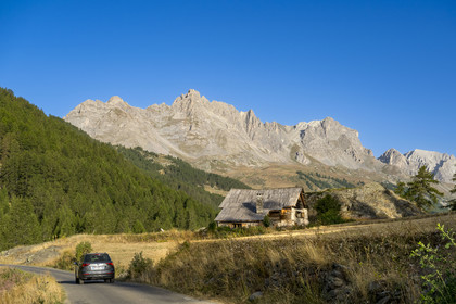 France, Hautes Alpes (05), le Briançonnais, Névache, vallée de la Clarée, ancienne ferme d'estive et la crête du Queyrellin en arrière-plan