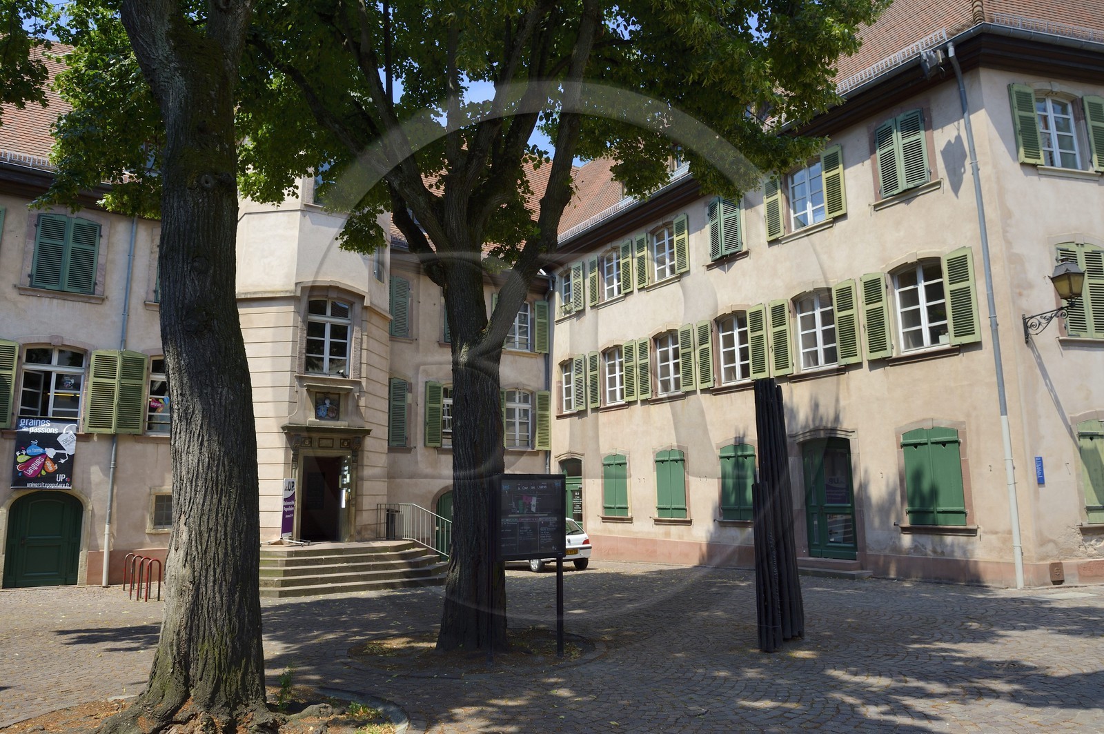 France, Haut-Rhin (68), Mulhouse, cour des chênes Rue des Franciscains