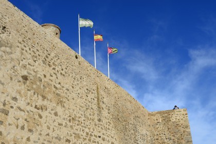 Espagne, Andalousie, Malaga, le Castillo de Gibralfaro, couple d'amoureux sur les remparts