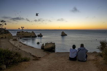 Portugal, Algarve, Lagos, lever de soleil sur la plage de Praia Dona Ana bordée par des falaises escarpées