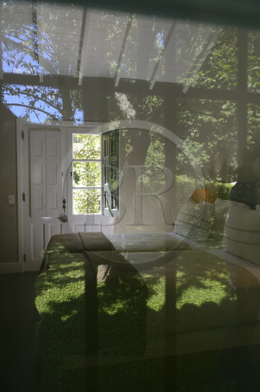 Argentine, province de Buenos Aires, San Antonio de Areco, estancia La Bamba de Areco, une des chambres de l'hôtel et reflet du jardin