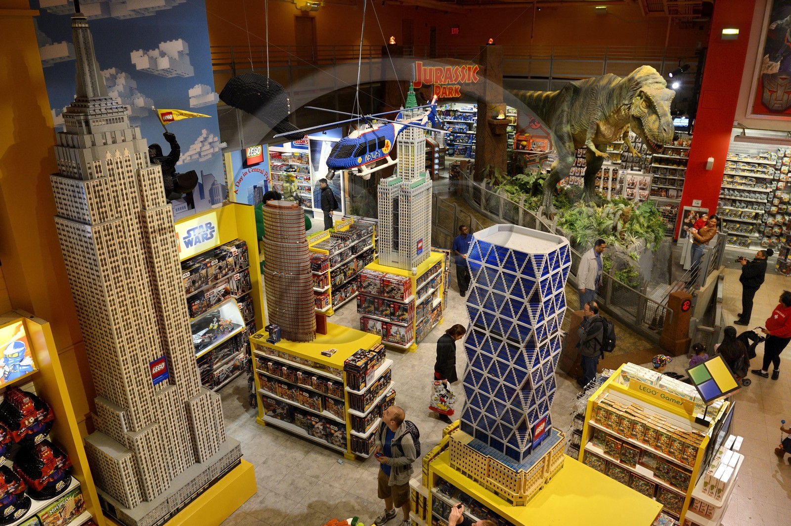 Etats-Unis, New York, Manhattan, Times Square, magasin de jouets ToysRUs, constructions géantes de buildings en Lego et le dinosaure