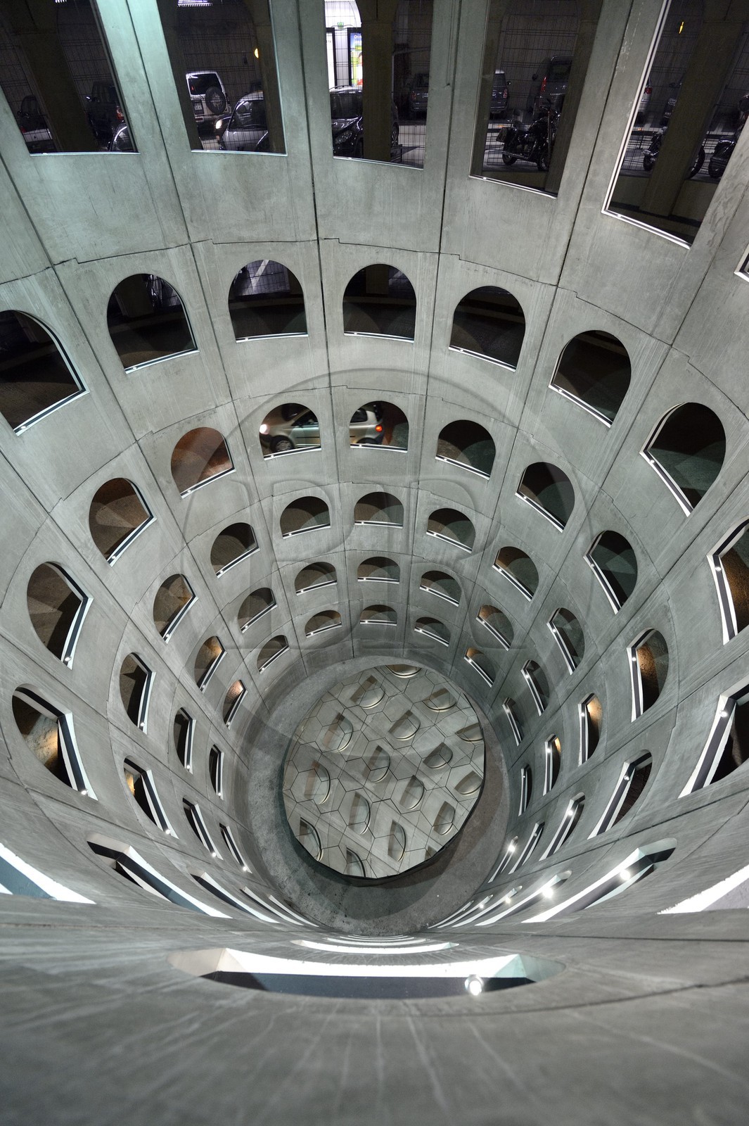 France, Rhône (69), Lyon, Place des Célestins, parking souterrain hélicoïdal conçu par Michel Targe, Daniel Buren et Jean-Michel Wilmotte (1994)