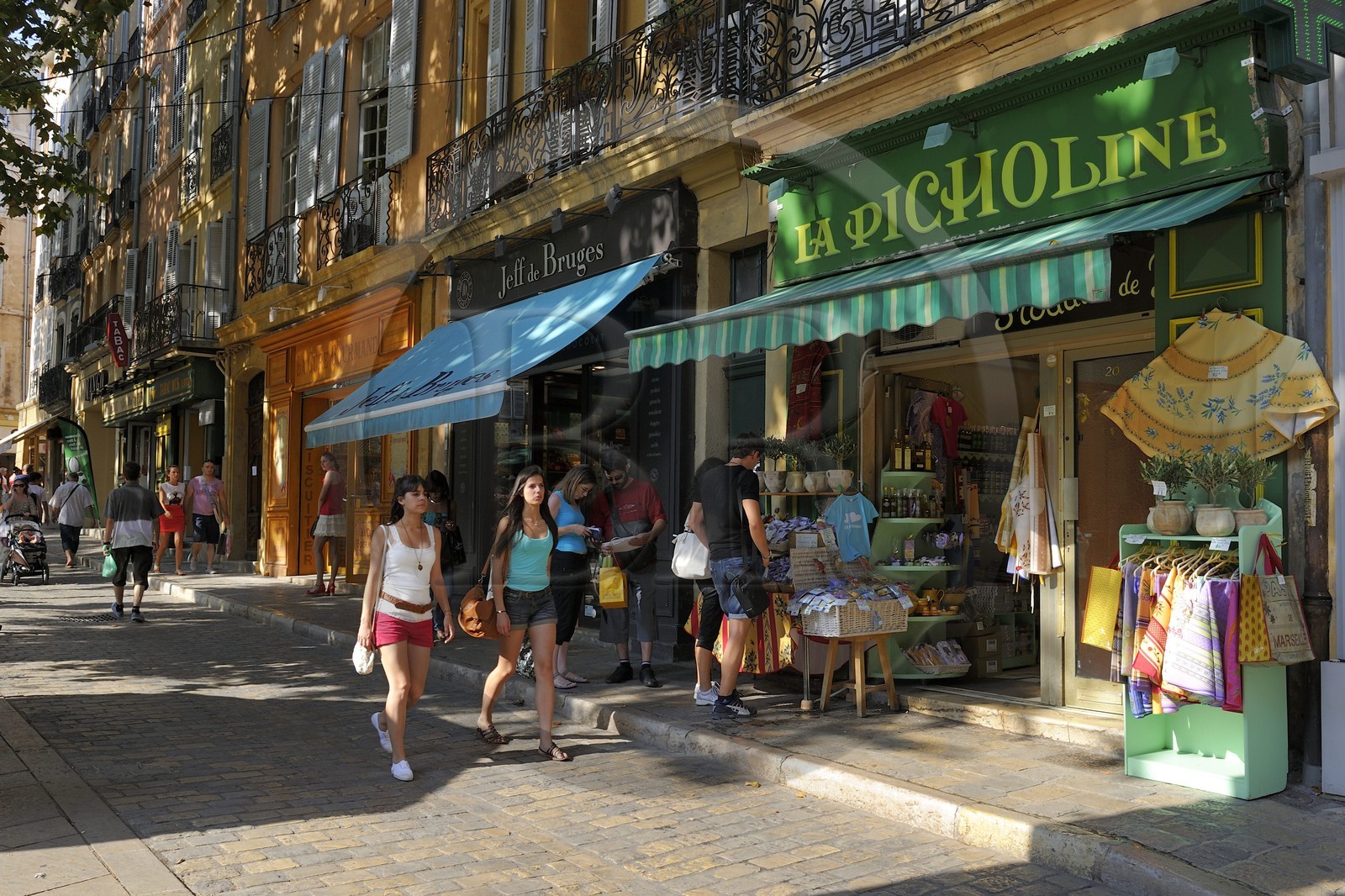 France, Bouches-du-Rhône (13), Aix-en-Provence, boutiques place de l'Hôtel de ville