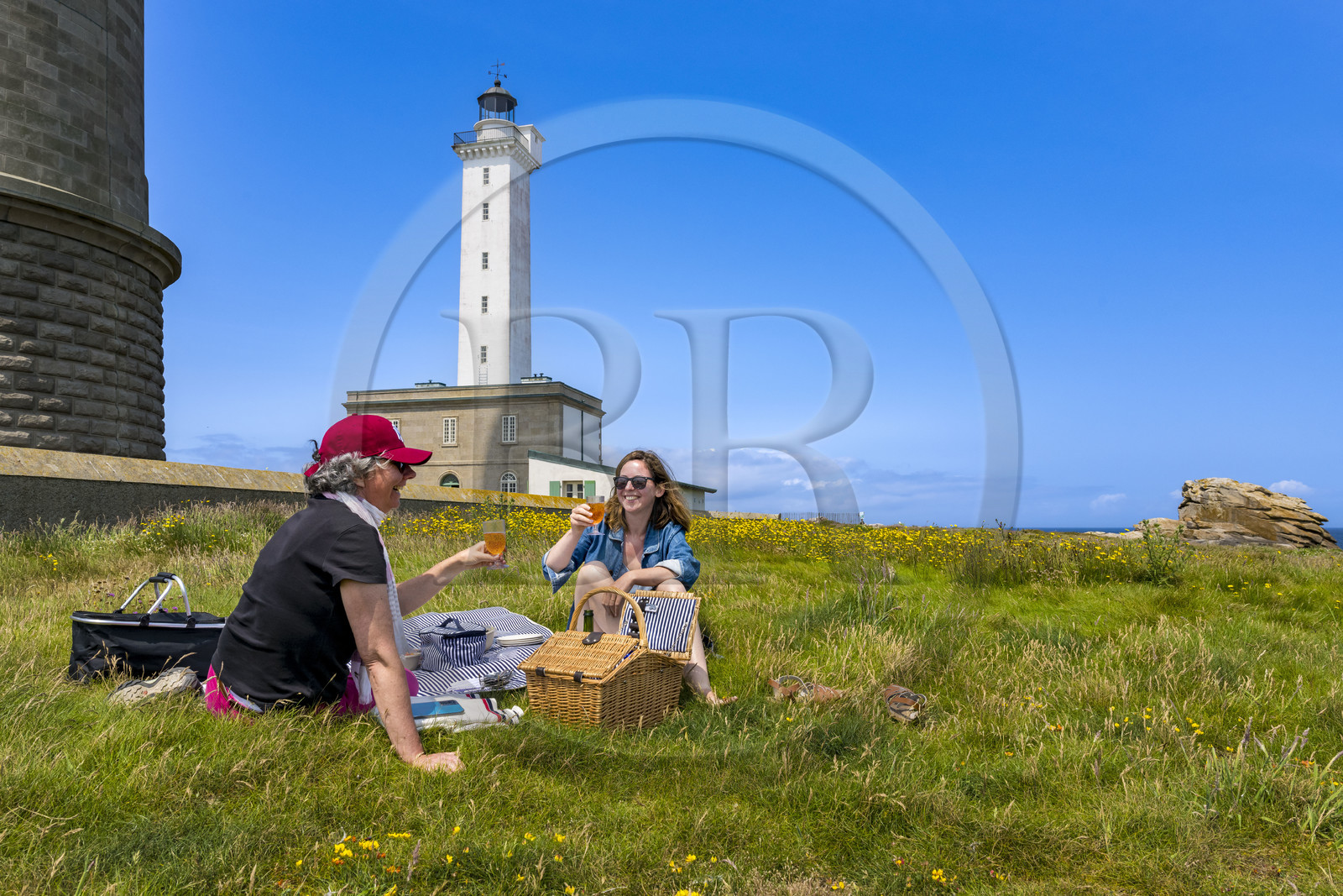 France, Finistère (29), Pays des Abers, Ile Vierge dans l'archipel de Lilia, picnic au pied du phare de l'Ile Vierge, l’ancien phare de 1845 en arrière plan