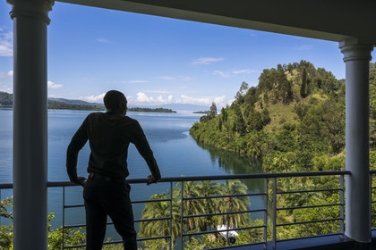 Rwanda, Province de l’Ouest, Karongi (anciennement nommée Kibuye), les rives du lac Kivu vues depuis la terrasse du guest house Inn on the lake Rwanda, Western Province, Karongi (formerly named Kibuye), the shores of Lake Kivu seen from the terrace of the Inn on the lake guest house