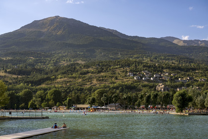 France, Hautes Alpes (05), Embrun, la base de loisirs sur le plan d'eau d'Embrun isolé du lac de Serre Ponçon par une digue promenade