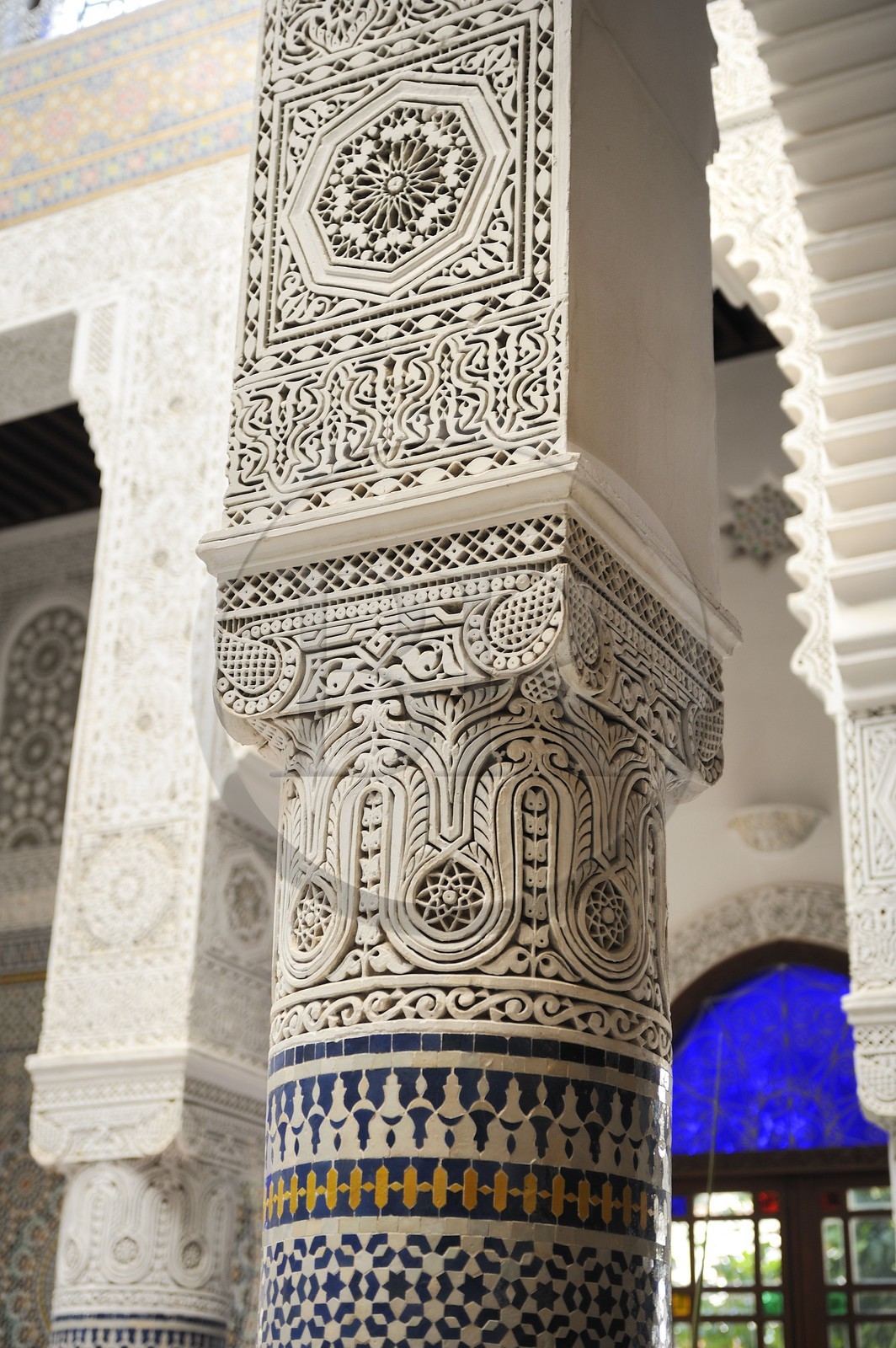 Maroc, Moyen Atlas, Fès, ville impériale, médina classée Patrimoine Mondial de l'UNESCO, hôtel de luxe Riad Fes, plâtre ciselé