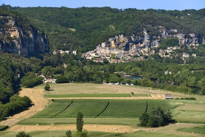 France, Dordogne (24), Périgord Noir, vallée de la Dordogne, La Roque-Gageac, labellisé Les Plus Beaux Villages de France, gabare sur la Dordogne