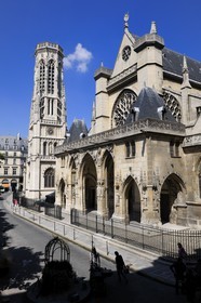 France, Paris (75), église Saint-Germain-l' Auxerrois et le beffroi de la mairie du 1er arrondissement (1860) à gauche
