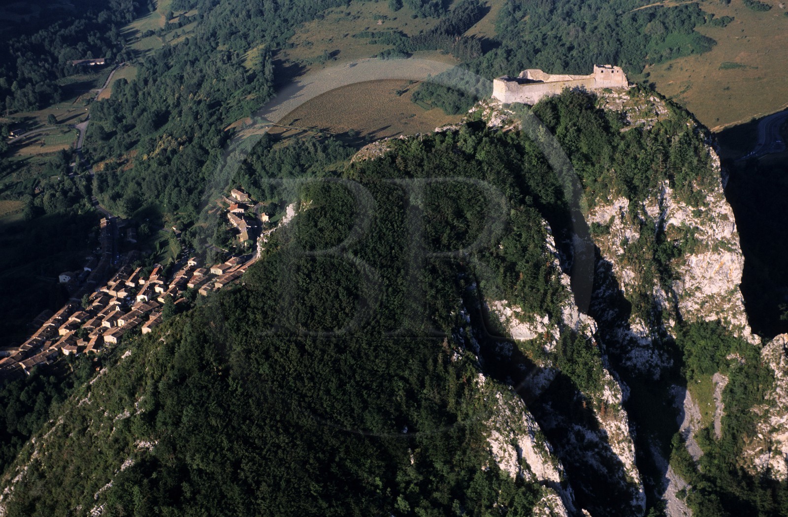 France, Ariège (09), Pays d' Olmes, château cathare de Montségur perché sur un pog et le village (vue aérienne)