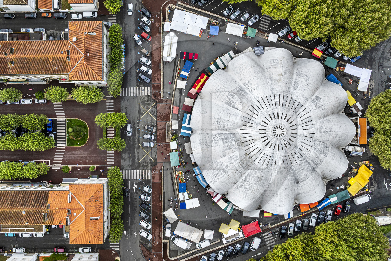 France, Charente-Maritime (17), Royan, marché central (1955) des architectes Louis Simon et André Morisseau en forme de conque d’un grand coquillage blanc (vue aérienne)