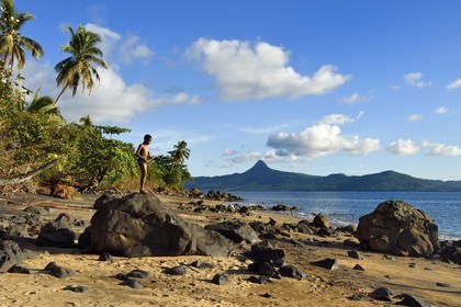 France, Mayotte island (French overseas department), Grande-Terre, Sada, kids playing on Tahiti beach (Mtsagnougni) in the Bay of Boueni