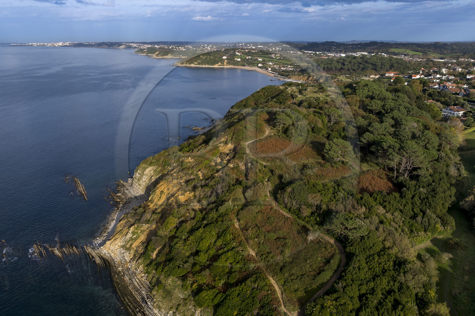 France, Pyrénées-Atlantiques (64), la côte du Pays-Basque, Saint-Jean-de-Luz, le sentier du littoral sur le GR 8 longeant la falaise de flysch de la Pile d'assiettes, sortes de mille-feuille alternant roches dures et roches tendres (vue aérienne) France, Pyrénées-Atlantiques (64), la côte du Pays-Basque, Saint-Jean-de-Luz, le sentier du littoral sur le GR 8 longeant la falaise de flysch de la Pile d'assiettes, sortes de mille-feuille alternant roches dures et roches tendres (vue aérienne)