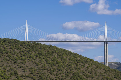 France, Aveyron (12), parc naturel régional des Grands Causses, Peyre, le viaduc de Millau des architectes Michel Virlogeux et Norman Foster, au dessus du Tarn
