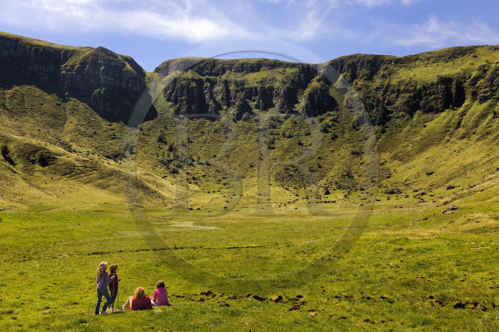 France, Cantal (15), monts du Cantal, Parc Naturel Régional des Volcans d' Auvergne, Puy-Mary, famille de randonneurs au pied de la montagne des Fours de Peyre Arse coupés par la brèche de Roland