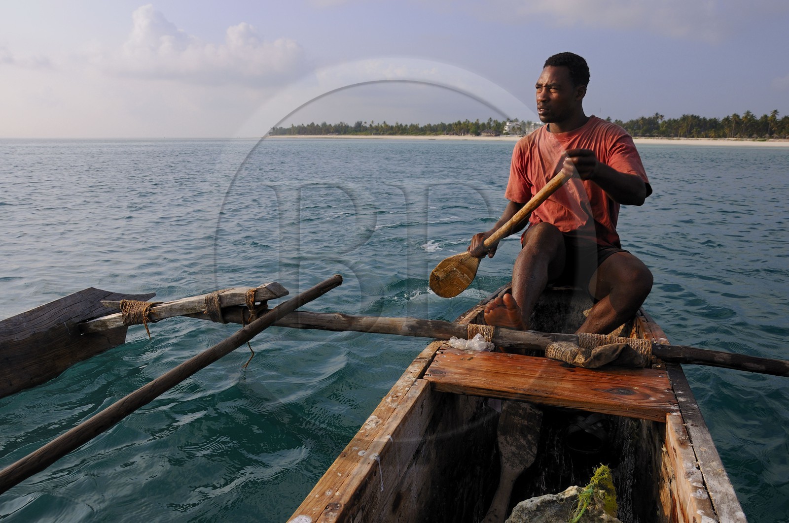 Tanzanie, archipel de Zanzibar, île de Unguja (Zanzibar), côte Sud-Est, Bwejuu, pêcheur sur un dhow (boutre traditionnel)