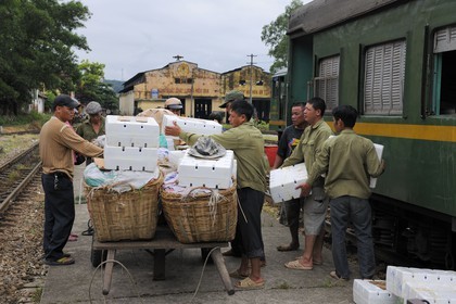 Vietnam, train de jour de Lao Cai à Hanoï, gare de Yen Bai, embarquement de marchandises