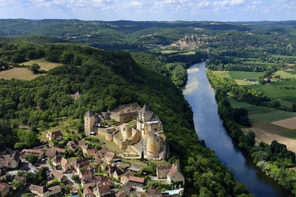 France, Dordogne (24), Périgord Noir, vallée de la Dordogne, Castelnaud-la-Chapelle labellisé Les Plus Beaux Villages de France, le château de Castelnaud-la-Chapelle sur un éperon rocheux au dessus de la rivière Dordogne (vue aérienne)