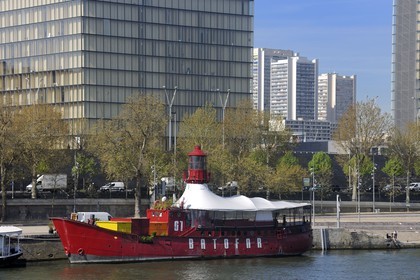 France, Paris (75), le quai François Mauriac, la Bibliothèque Nationale de France (BNF) François Mitterrand par l'architecte Dominique Perrault et le Batofar, bateau transformé en café musical