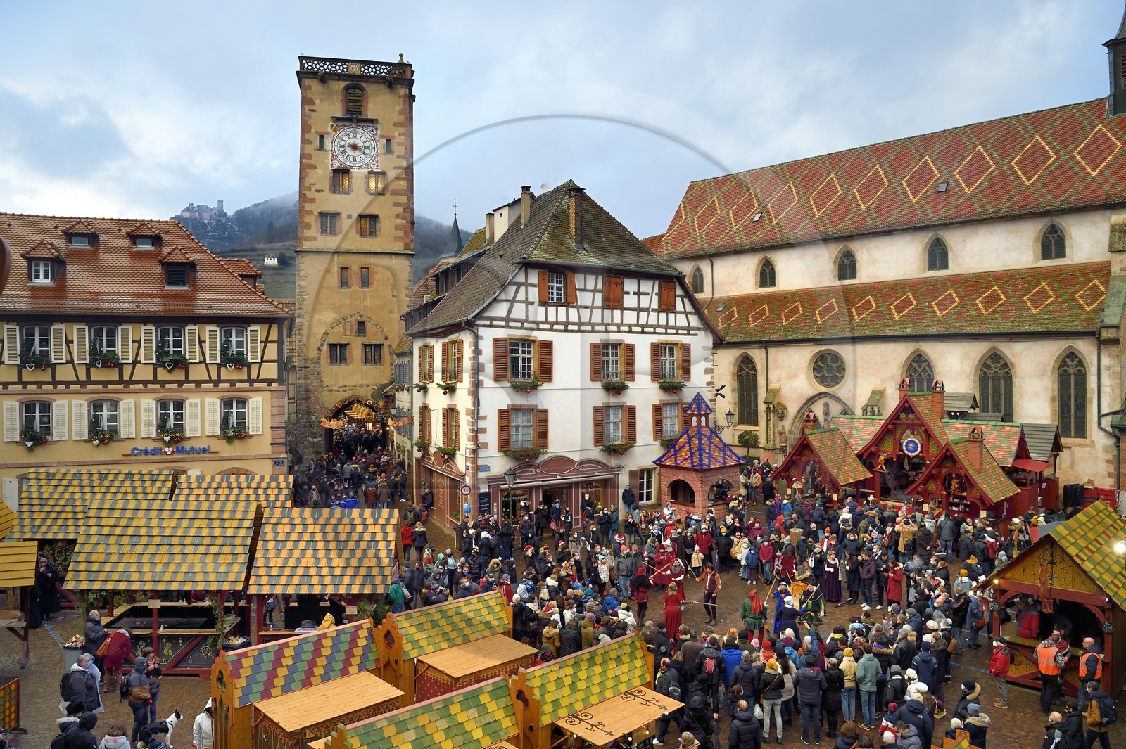 France, Haut-Rhin (68), Ribeauvillé, le marché de Noël médiéval, danses médiévales par les membres de La danserie des Ribeaupierre et en arrière plan un étal  proposant du sanglier à la broche sur la place devant l’église du couvent des Augustins et de la Tour des Bouchers