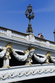 France, Paris (75), pont Alexandre III, couple enlacé