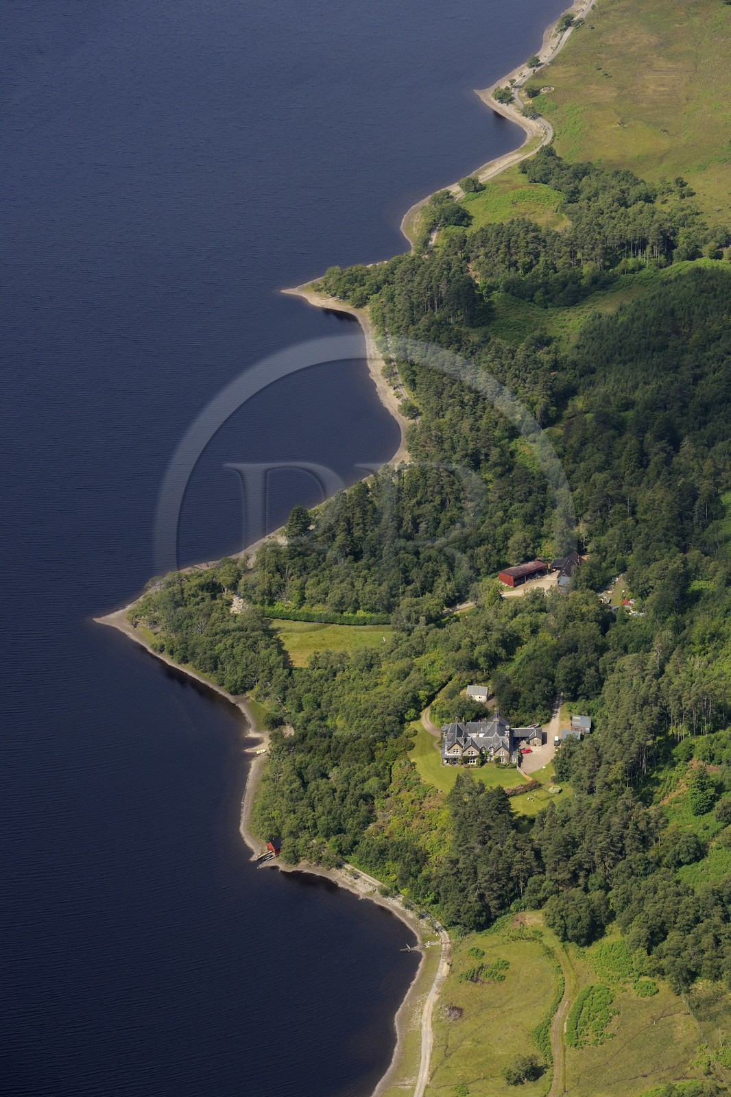 Royaume-Uni, Ecosse, Highland, Morefield cottage en bordure du Loch Achall à l'Est de Ullapool (vue aérienne)