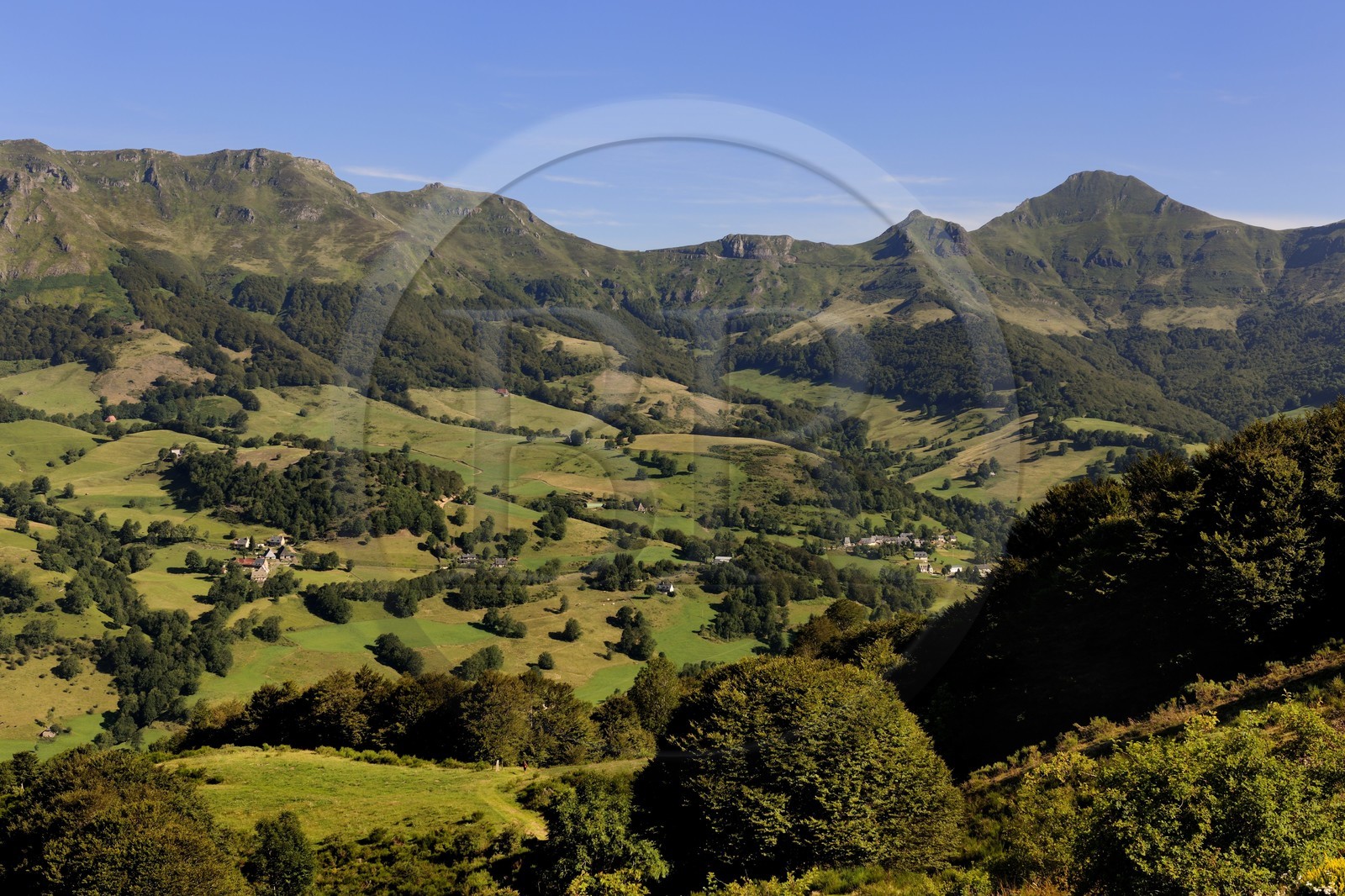 France, Cantal (15), monts du Cantal, Parc Naturel Régional des Volcans d' Auvergne, la vallée de la Jordanne vers Mandaille-Saint-Julien