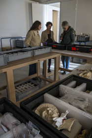 France, Saône-et-Loire (71), Autun, réserves du musée Rolin, une figurine en terre cuite gallo-romaine d'une nécropole